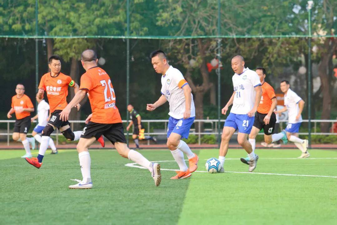 热闹非凡的足球赛场，球员实力强劲的简单介绍