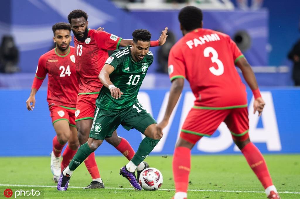 阿曼球员沙马纳出战亚洲杯比赛