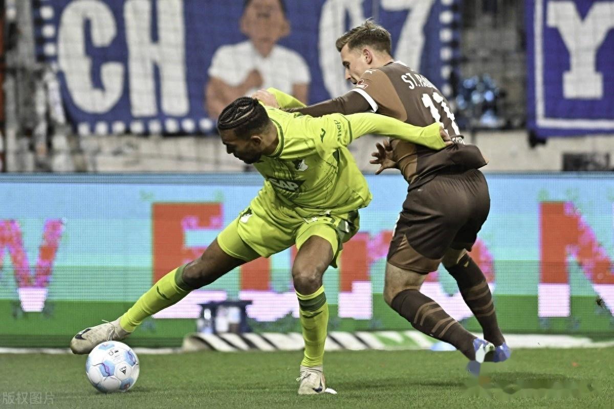 关于霍芬海姆击败对手，积分榜上逐渐登顶位置的信息