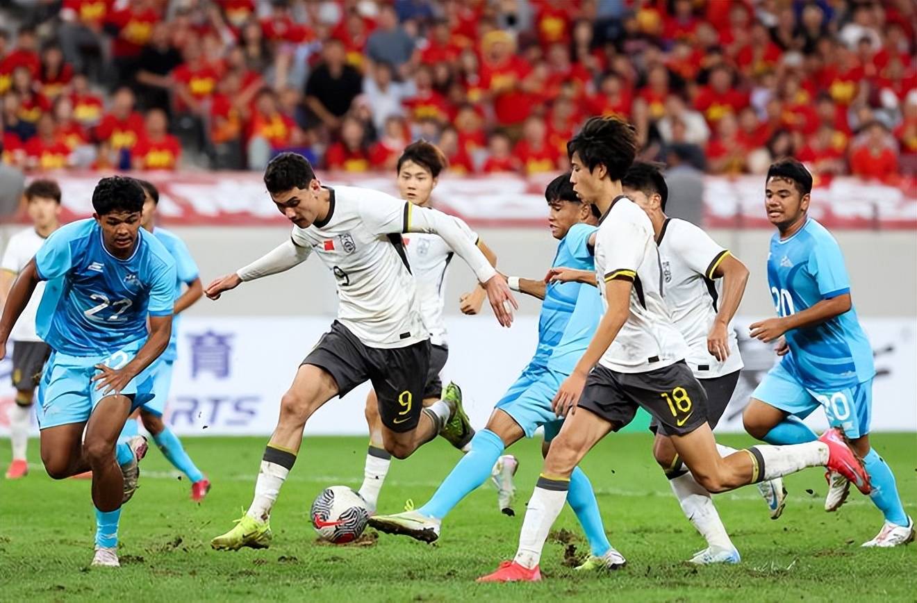 实力悬殊对决，球队克服困难争取进球