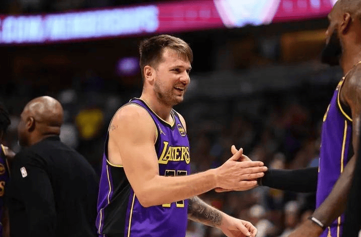 开云体育官方登录入口-上场比赛中主力球员受伤，湖人队遭遇失利的简单介绍