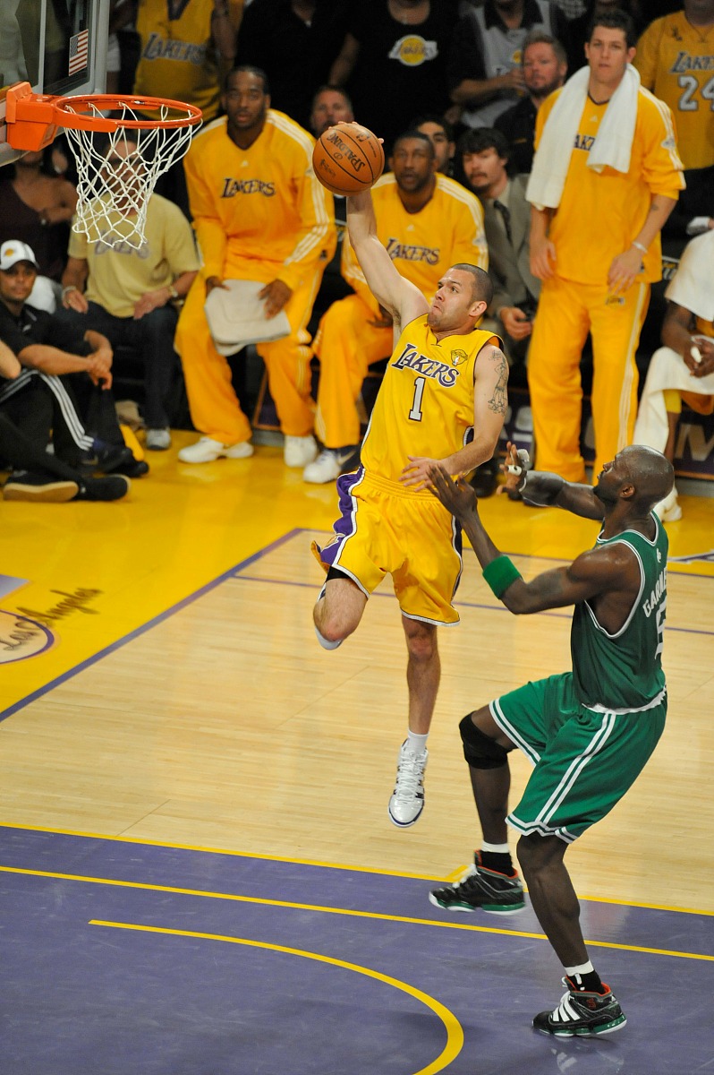 巨星个人表现出色，带领球队取得连胜