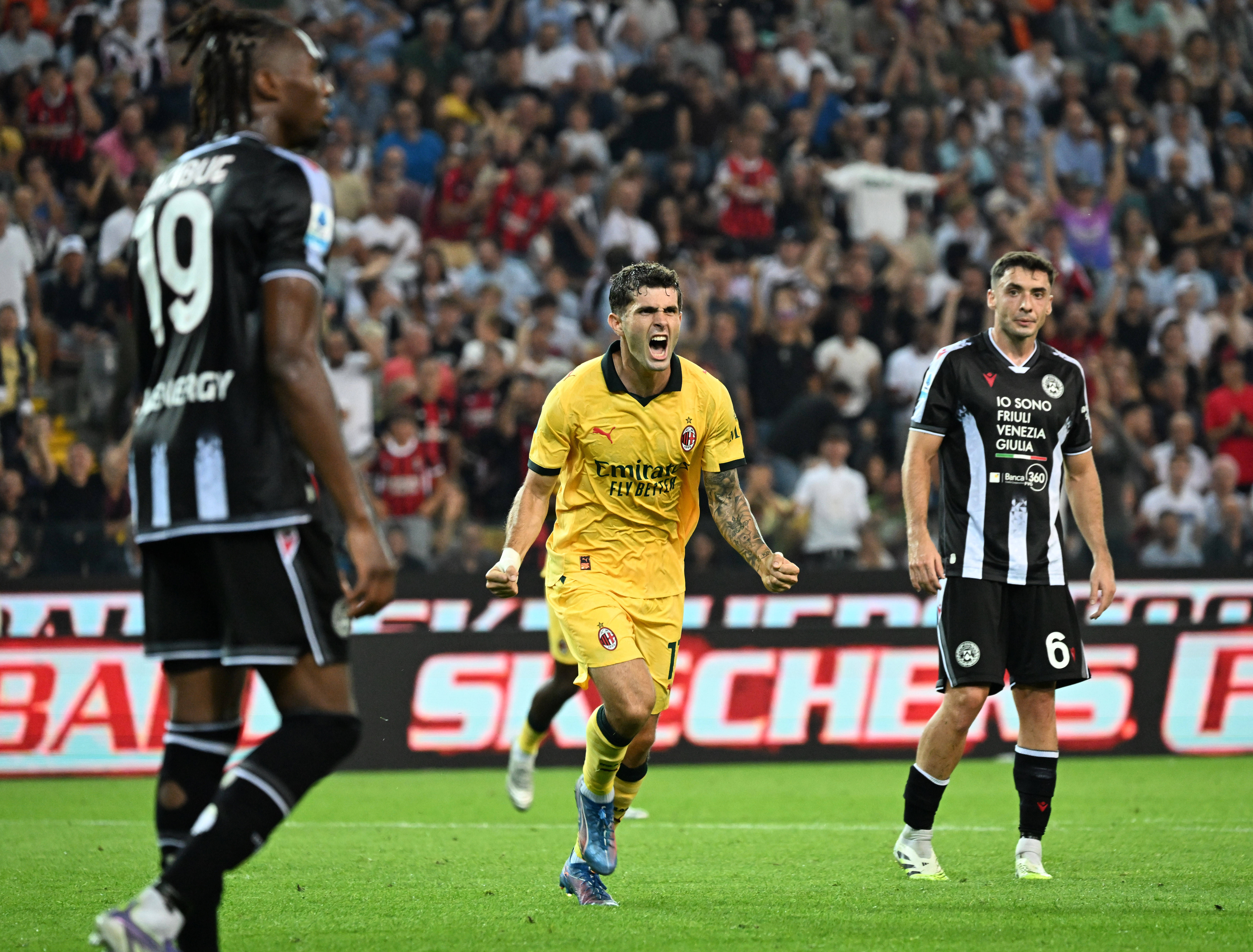 意甲比赛中一名球员因伤退出