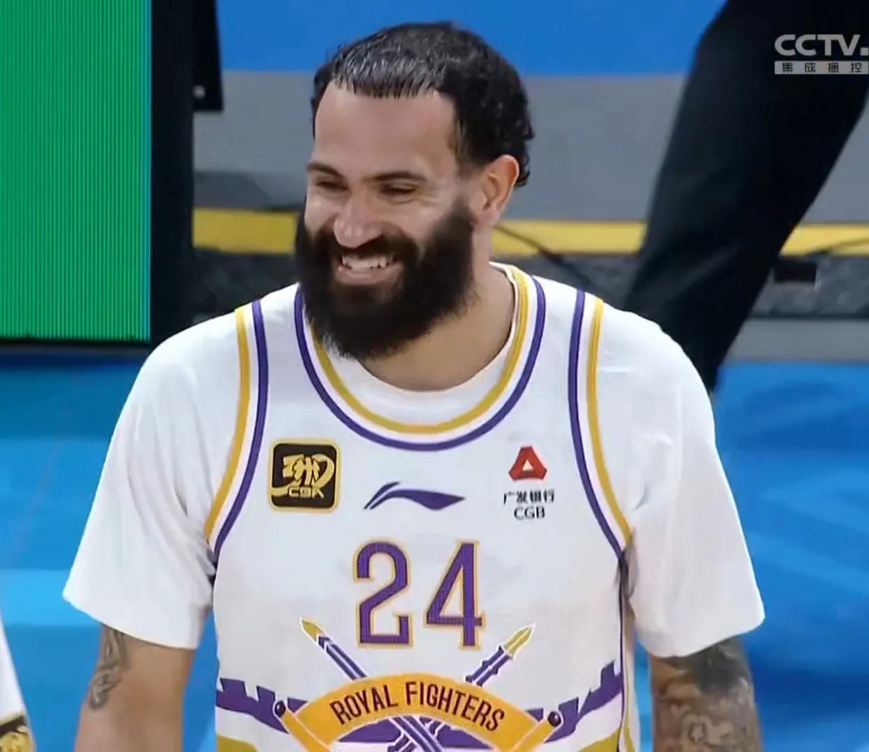 职业篮球对决激烈，球员精彩表现吸引目光的简单介绍