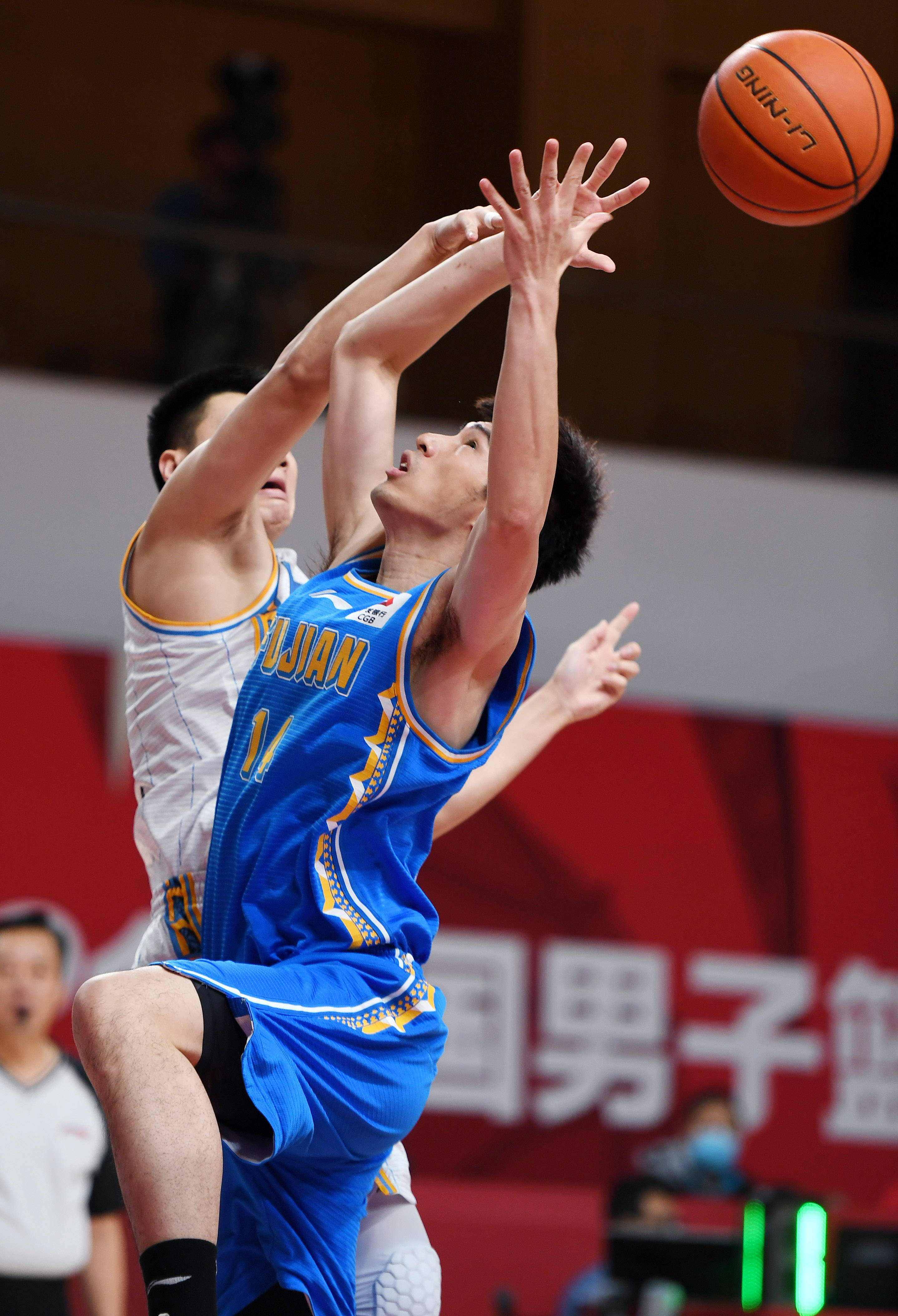 篮球比赛中精彩表现频频出现