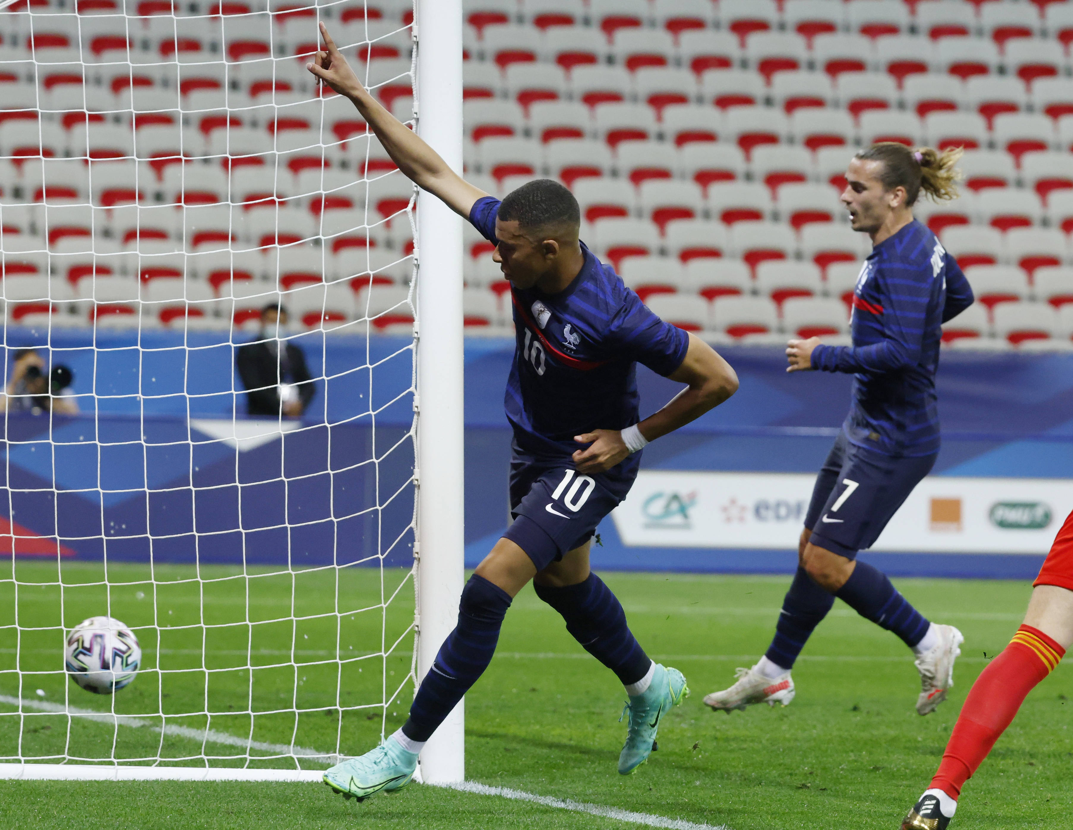 队友对阵:友谊毫无留情地比拼的简单介绍 队友对阵:友谊毫无留情地比拼的简单介绍