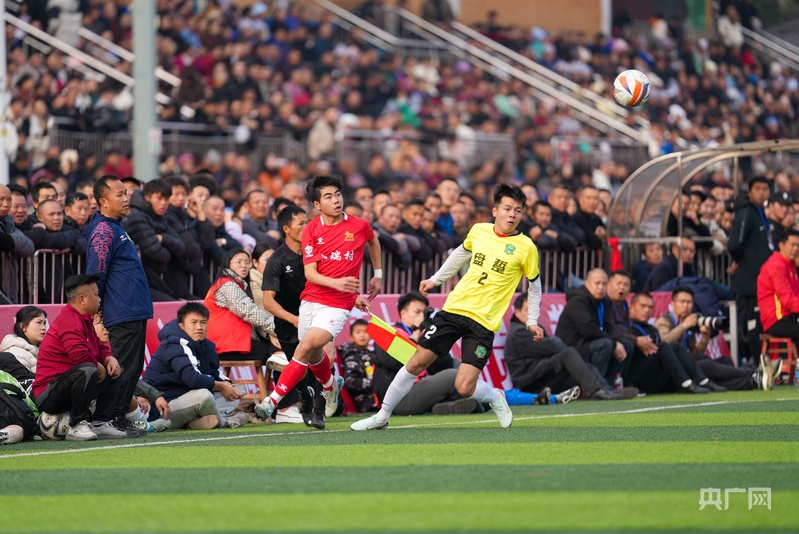 现场足球比赛:双方球队角逐决胜负 现场足球比赛:双方球队角逐决胜负